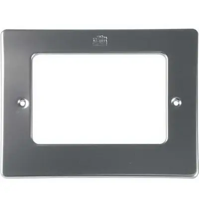 Форсунка стінова Fitstar 3100420 - це ідеальний варіант для подачі води в бетонних басейнах, облицьованих плиткою. Виготовлена з бронзи і має лицьову частину з нержавіючої сталі AISI 316L, стійкої до корозії, впливу ультрафіолету та хімічних реагентів. Мо