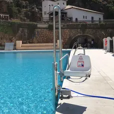 Підйомник для інвалідів METALU 3000 – фіксований підйомник із механічним обертанням, який призначений для звичайних басейнів із переливними жолобами по периметру або скімером, а також для басейнів із бортовим каменем заввишки до 0.45 м. Має вертикальне пе