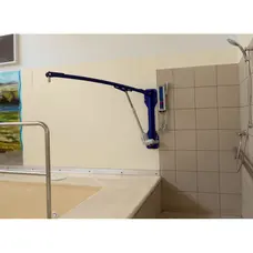 Ліфт-підйомник для інвалідів Panda Pool механізований мобільний підйомник інноваційний по своїх характеристиках завдяки керму управління з автоматичним приводом. З боку оператора не потрібно більше жодних зусиль. Він плавно і безпечно переміщає людей з ро