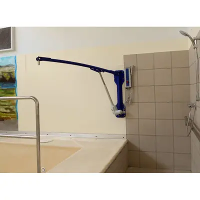 Ліфт-підйомник для інвалідів Panda Pool механізований мобільний підйомник інноваційний по своїх характеристиках завдяки керму управління з автоматичним приводом. З боку оператора не потрібно більше жодних зусиль. Він плавно і безпечно переміщає людей з ро