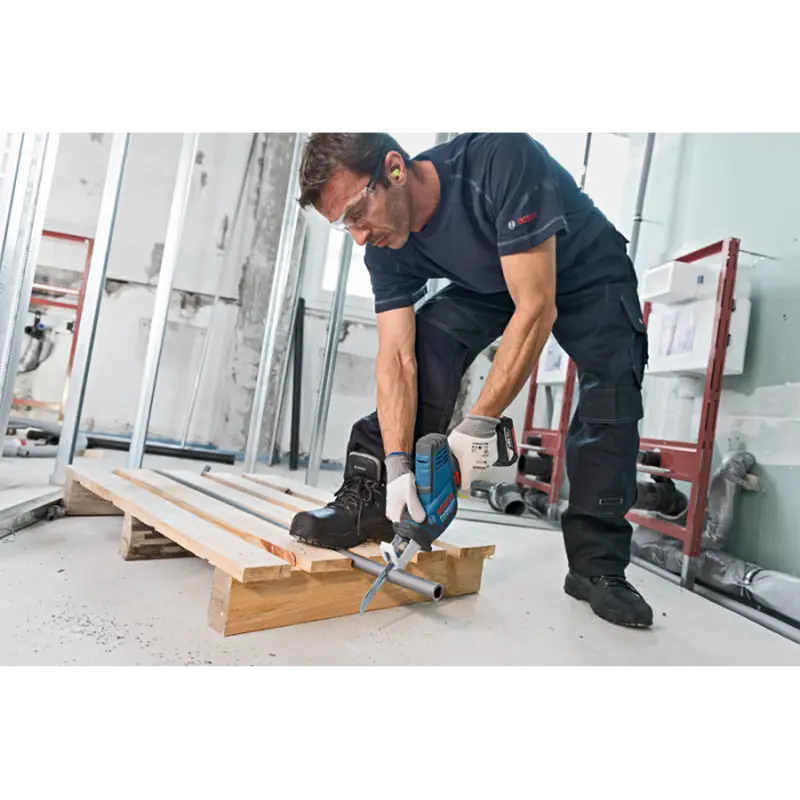 Акумуляторна сабельна пила Bosch GSA 18 V-LI (18 В, 4 A*год, 3050 ход/хв) (0615990M3Y) Акумуляторна сабельна пила Bosch GSA 18 V-LI (18 В, 4 A*год, 3050 ход/хв) (0615990M3Y)