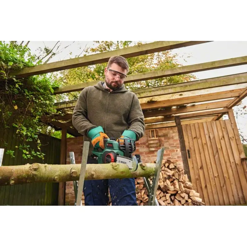 Акумуляторна ланцюгова пила Bosch UniversalChain 18 (18 В, 2.5 А*год, 200 мм) (06008B8000) Акумуляторна ланцюгова пила Bosch UniversalChain 18 (18 В, 2.5 А*год, 200 мм) (06008B8000)