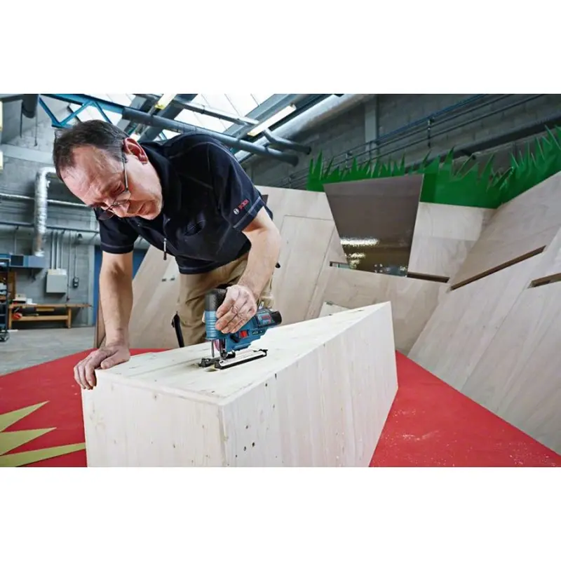 Акумуляторний лобзик Bosch GST 12V-70 (12 В, 2 А*год, 2800 ход/хв) (0615990M40) Акумуляторний лобзик Bosch GST 12V-70 (12 В, 2 А*год, 2800 ход/хв) (0615990M40)