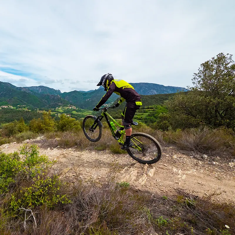 Шлем Urge Archi-Enduro RR + бело-черный M (57-58см) Шлем Urge Archi-Enduro RR + бело-черный M (57-58см)