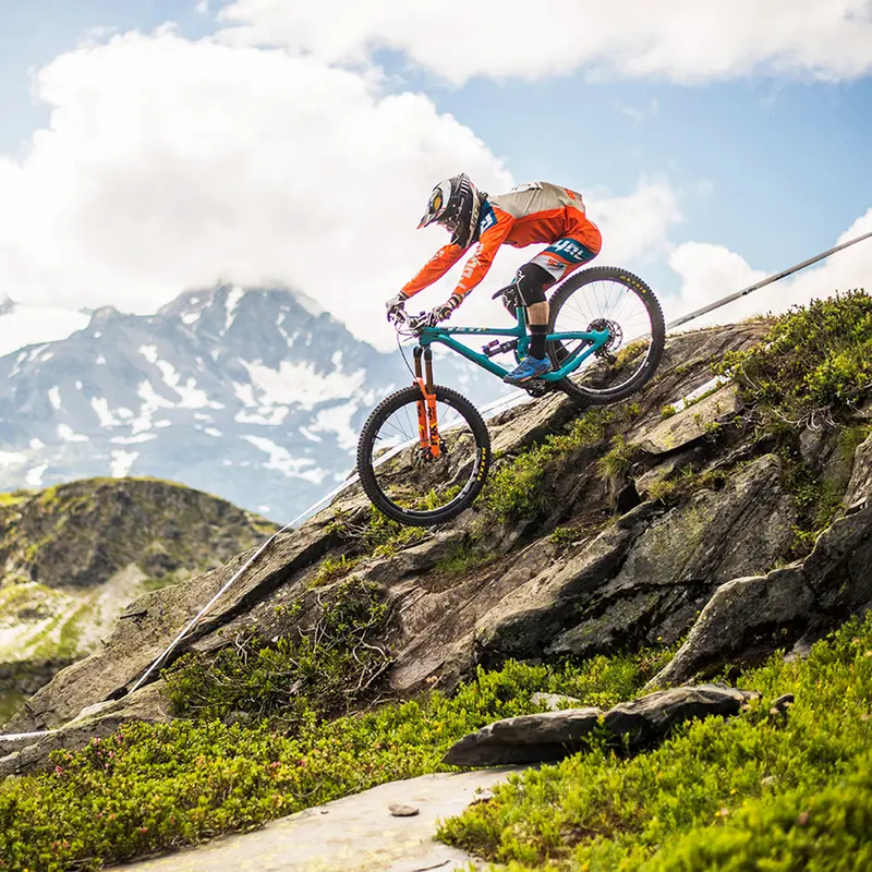 Шлем Urge Archi-Enduro RR + бело-черный M (57-58см) Шлем Urge Archi-Enduro RR + бело-черный M (57-58см)