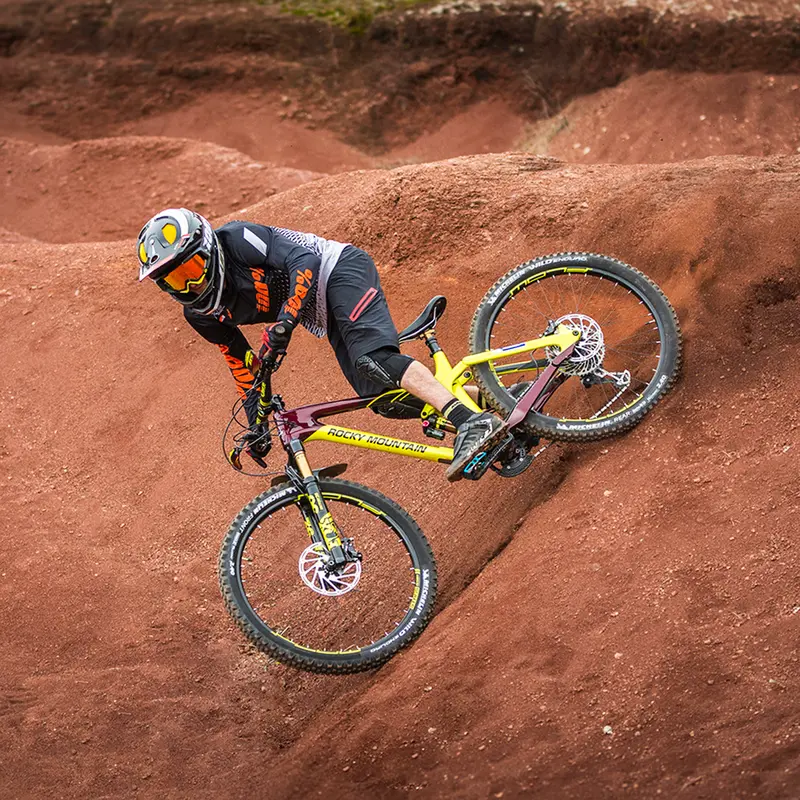 Шлем Urge Archi-Enduro бело-черный S (55-56см) Шлем Urge Archi-Enduro бело-черный S (55-56см)