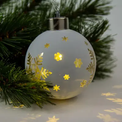 Ялинкова скляна кулька Chomik біла з LED підсвіткою 8 см, сніжинка велика