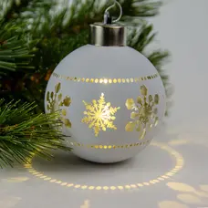 Ялинкова скляна кулька Chomik біла з LED підсвіткою 8 см, сніжинки в ряд