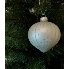 Ялинкова скляна прикраса "Дзига" Chomik Ø 8 см, біла, сріблястий візерунок